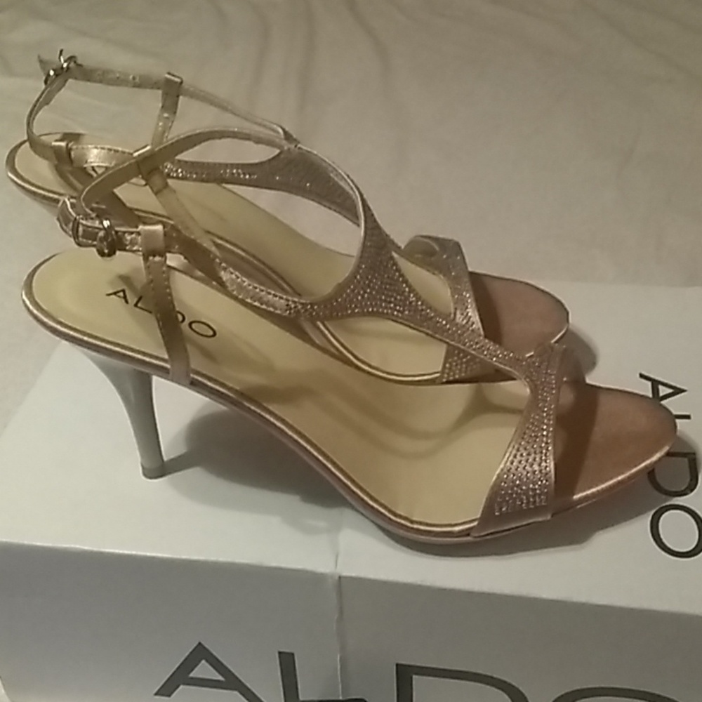Heels. Strap. - Picture 2 of 6
